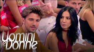 La sua notorietà è legata al programma uomini e donne, dopo il quale ha pubblicato il libro le corna stanno bene su tutto. Uomini E Donne Trono Classico Andrea Damante E Giulia De Lellis Youtube
