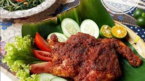 Kebetulan blender lagi rusak jadi aku masak ayam bakar taliwang versi aku sendiri. Pedas Menggigit Ayam Bakar Taliwang Plecing Kangkung Khas Lombok