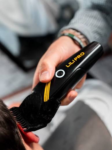 📣 ¡Dale un salto de calidad a tu trabajo con la LILIPRO L4! 🎯 Esta máquina  de cortar cabello profesional inalámbrica está diseñada para barberos y  estilistas que buscan precisión, potencia y