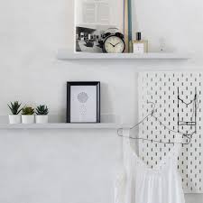 Malmback Bilderleiste Weiss 60 Cm Ikea Osterreich Display Shelves Ikea Display Shelves Ikea White Shelves