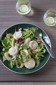 Salade De Chevre Et Poires Caramelisees Recette Salade Chevre Recettes De Cuisine Recette Salade