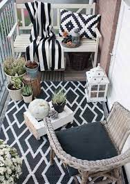 Wir hoffen, du findest hier jeden tag viele schöne inspirationen für dein. Outdoor Teppich Kissen Und Kuscheldecke In Schwarz Und Weiss Astuce Pour Balcony Decor Home Decor Apartment Decor