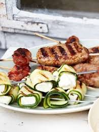 Lecker Aufgespiesst Wurzige Hackrollchen Zucchini Halloumi Packchen Und Getrocknete Aprikosen Im Speckmantel Sorgen Fur Begeisterung Auf Rezepte Lecker Tapas