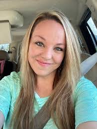 Mary Pfeil's Instagram, Twitter & Facebook