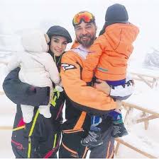 Engin altan düzyatan, çubuklu'da oturdukları 3 katlı lüks villayı 10 milyon tl'ye almış. Engin Altan Duzyatan Esi Neslisah Alkoclar Ve Cocuklari Ile Uludag In Yolunu Tuttu Turkiye Nin Sosyal Haber Sitesi Haberx Sosyal Network