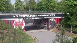 Police stepped up efforts to prevent eintracht frankfurt fans from entering the emirates stadium on thursday as they penned supporters police penned eintracht frankfurt supporters in a group for security measures. Vorsprung Online Wegen Pyro Fans Geldstrafe Fur Eintracht Frankfurt