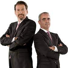 Los presentadores no tienen pelos en la lengua cuando toca dar sus opiniones, que acompañan con el humor más sarcástico y muchas veces subido de tono. La Corneta Wradio Mexico