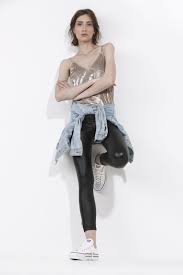 Calça Que Vai Ate A Canela A Calca Berlim E Skinny Com Tecido Que Imita Couro Embeleza Qualquer Corpo E Levanta Todos Os Looks E Tao Pratica E Bonita Que Da V Calca Skinny Jaqueta Jeans