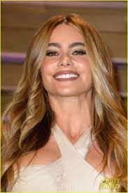 Sofia Vergara At The Vanity Fair Oscar Party During The 2014 Oscars On Sunday March 2 In West Holly Long Hair Styles Hair Styles Bun Hairstyles For Long Hair