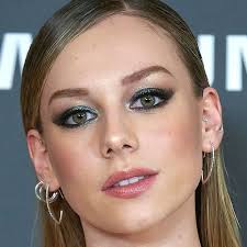 Alejandro speitzer se ha convertido en poco tiempo en uno de los actores más cotizados y reconocidos a nivel internacional tras protagonizar destacadas series como el club, oscuro deseo y recientemente alguien tiene que morir, exitosas producciones de netflix; Biografia De Alejandro Speitzer Edad Estatura Pack Novia Series Peliculas Laletrade Biografias Musica Y Letras