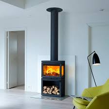 Design, tradition, à côtés vitrés, ou suspendus, plusieurs styles sont proposés avec des finitions en acier, céramique, grès, ou pierre ollaire. Holz Kaminofen F 520 Series Jotul 5 Kw 10 Kw 3 Sichtseiten Modern
