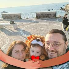 Buongiorno Borrelli ieri passeggiando a Forio sulla spiaggia Cava dell'  isola ho notato questo. Non so se già segnalato ed è una cosa vecchia ma mi  sembra molto pericoloso. Grazie e scusi