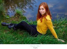 madchen portrait girl rote haare komplementarfarben grun gelb rot blau wiese see location portraitshoot portrait girl komplementarfarben fotografin