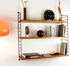 Kalau kamu tinggal di tempat terbatas seperti kost atau apartemen studio, wajar jika kamu merasa tidak ada cukup ruang untuk menambahkan furnitur sebagai dekorasi. 10 Rekomendasi Rak Hias Dinding Yang Cantik Dan Minimalis Ini Cocok Untuk Dekorasi Ruangan Anda 2019