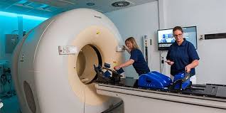 Ein bildgebendes verfahren, das sich sehr gut zur früherkennung der parkinsonerkrankung eignet, ist die szintigrafie des gehirns.dies ist eine nuklearmedizinische diagnosemethode, die die funktionsfähigkeit bestimmter nervenverbindungen, der sogenannten dopamintransporter, im gehirn darstellt. Romed Kliniken