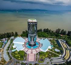 Lokasinya yang hanya terletak bersebelahan dengan sandakan memorial parks & hanya 4 km jaraknya dari lapangan terbang sandakan membuatkan destinasi ini sangat mudah untuk diterokai pelancong tanpa perlu memandu jauh ke kawasan pedalaman. 35 Tempat Menarik Di Kota Kinabalu Terbaru 2021 Untuk Kaki Travel