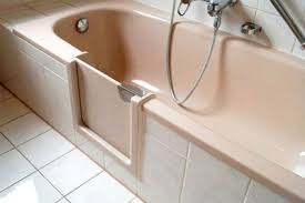 Die badewanne selbst verfügt über integrierte armlehnen, eine großzügige standfläche im bodenbereich. Badewannenturen Leichter Einstieg In Die Badewanne Bad Teilsanierung Mit System