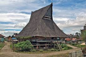 Bolon adalah rumah adat yang memiliki beberapa jenis, ada rumah bolon simalungun, rumah bolon toba, rumah bolon karo, rumah bolon angkola, rumah bolon mandailing. 9 Rumah Adat Sumatera Utara Gambar Filosofi Fungsi Penjelasan