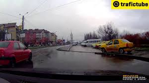 Preselectarea benzilor la intrarea in sensurile giratorii. Incadrarea Si Semnalizarea In Sensul Giratoriu