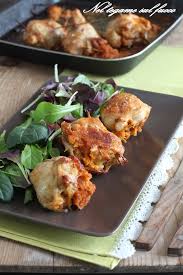 Adagiate le tasche di pollo, insaporitele con il succo di limone. Cosce Di Pollo Ripiene Al Forno Cotte Con La Birra Foto Passo Passo