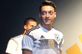 Eine besonderheit ist an den ärmeln zu finden, denn diese schließen in den farben schwarz, rot und gold in anlehnung an die deutsche. Das Wm Trikot Dass Das Dfb Team Bei Der Wm 2018 In Russland Tragt