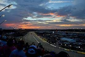 Nascar cars do have brakes, but they do not have brake lights, instead they use decals as the brake lights. Nascar Four More Tracks That Need To Add Lights Fox Sports