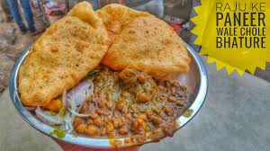 Chole bhature is a combination of chickpea curry served with deep fried flour pooris. Raju Ke Paneer Wale Chole Bhature Karampura Punjabi Chole East Punjabi Bagh Youtube