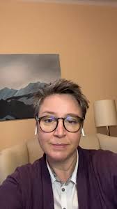 Krótka piłka 🥎 , Refleksje dotyczące zmiany. , Pisz, komentuj byśmy  wymieniali się refleksjami. , #psychoedukacja #rzetelnapsychoedukacja  #zdrowiepsychiczne #samoświadomość #emocje #serce ...