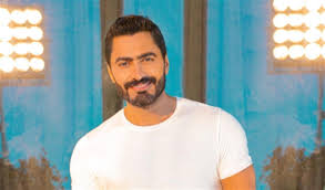 تدور قصة فيلم مش أنا، حول حالة نفسية ما تصيب حسن، والذي يجسده الفنان تامر حسني، وتربطه علاقة قوية جدًا بوالدته المريضة وهي الفنانة سوسن بدر، حيث يحرص دائمًا. ØªØ§Ù…Ø± Ø­Ø³Ù†ÙŠ ÙŠÙˆØ¬Ù‡ Ù†ØµØ§Ø¦Ø­ Ù„Ø¬Ù…Ù‡ÙˆØ±Ù‡ Ù…Ù† Ø£Ø® Ù„ÙŠÙƒÙ… Ø¹Ø§Ø´ ØªØ¬Ø±Ø¨Ø© ÙƒØ¨ÙŠØ±Ø© Ù…Ù† Ø§Ù„Ø¸Ù„Ù… ÙˆØ§Ù„Ù†Ø¬Ø§Ø­ Ø®Ø¨Ø± ÙÙŠ Ø§Ù„ÙÙ†