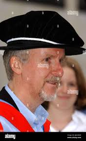 Receives academy award hi-res stock photography and images