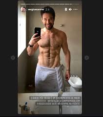 He is one of famous actor and voice actor with the age 40 years old group. Sergio Marone Posta Foto Com Volume Marcando Na Toalha Leiaja