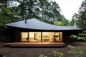 A dirt floor snakes through this spectacular japanese house. Modern House In Japan Looks Like Fallen Leaves Curbed
