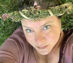 Lindsay Beal's Instagram, Twitter & Facebook