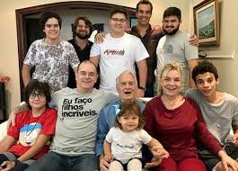 E orlando drummond pode se vangloriar de ter chegado a essa avançada idade cheio de energia eu lembro que o papel foi oferecido a um ator mais jovem que eu e ele recusou com medo de ficar. Usndesonkd Wqm