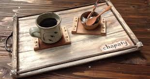 先日diyしたコースターに合うカフェトレイが欲しくなり早速作ってみました 主な材料は合板とプッシュピン 角材 丸棒等で100均などでも簡単に手に入ります 食事の時にはトレイにのせて運び そのままお食事出来るランチプレートとしても使用出来て便利です トレイ