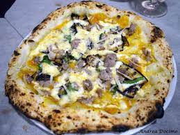 Farcire il disco della pizza con la crema al parmigiano, la mozzarella e cuocere al forno. Le Dodici Pizze Di Lioniello A Orta Di Atella Luciano Pignataro Wine Blog