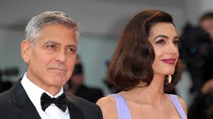 The heartthrob actor sweetly assisted his wife amal board a boat after the superstar couple grabbed dinner with two of her loved ones in lake como, italy. Hollywood Star George Clooney Fuhlt Sich Seiner Frau Amal Unterlegen