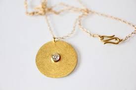 Um die münze als kettenanhänger tragen zu können, bedarf es noch des einsetzens in die zarge. Pin Auf Jewelry Ideas