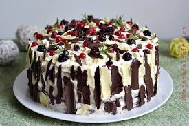 4 oua, un praf desare, 8 lg zahar, 1 lgt esenta de vanilie, 2 lg apa rece, 3 lg ulei, 8 lg faina alba, 400 ml apa, 4 lg zahar tos, esenta de vanilie, 400 g iaurt grecesc, 100 ml smantana pt frisca, 160 g zahar pudra vanilat, 1 plic gelatina, 150 g fructe de padure. Tort Cu Ciocolata Si Fructe De Padure ReÈ›ete Fel De Fel Tartas Dulces Tartas De Frutas