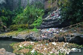 Tumpukan sampah di piyungan kini semakin membukit. Warga Masih Buang Sampah Ke Sungai Brantas Greeners Co