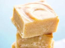 Cette Recette Est Un Savoureux Melange Super Cremeux De Fudge Au Chocolat Blanc Et Aux Beurres D Arachides C Est A Essayer Pour Les Amat Food Desserts Fudge