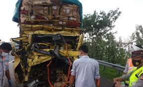 Truk bermuatan cabe dari artha trans jember,tujuan lampung mengalami kendala rem blonk saat memasuki daerah leces,belum selesai mas benk. Kecelakaan Maut Truk Cabai Seruduk Fuso Di Tol Cipali 2 Orang Tewas Bagian 1