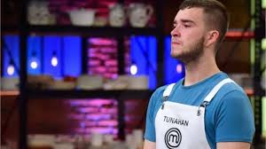 Masterchef yeni bölümde kahkahalara neden olan tunahan ak adlı yarışmacı, durumunu özetlerken ve yarışmada daha ileriye gitmek istediğini belirtirken kullandığı, 14 yaşında insanlar i̇stanbul'u fethediyor benzetmesine şefler; Kyv5klh Rvymkm