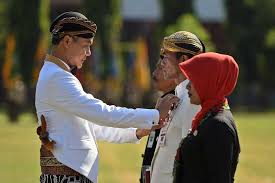 July 2, 2014gambar pakaian adat khas sundakusuma33 leave a comment. Mengenal Pakaian Adat Sunda Yang Berdasarkan Strata Sosial
