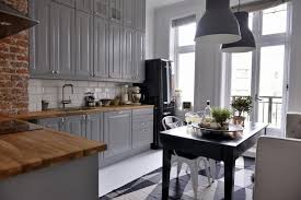Szare Meble Kuchenne Z Drewnianym Blatem Czarny Stol Czarna Lodowka I Lampy Pendant Small Kitchen Renovations Small Kitchen Inspiration Kitchen Inspirations