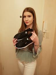 She made her acting debut with the 2003 thriller janasheen. Celina Sagt Danke An Ihre Schuh Patin Froschkonige