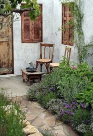 Terrassengestaltung Mit Landhaus Charme Vintage Mobel Begrunung Uppig Home Outdoor Spaces Mediterraner Garten Garten Ideen Und Garten Gestalten