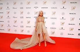 Der gewinner erhält ein handy mit welchem er fotos am roten teppich der bambi verleihung machen darf. Anlasslich Der Bambi Verleihung Zeigte Sich Am Donnerstagabend Auf Dem Roten Teppich In Berlin So Ziemlich