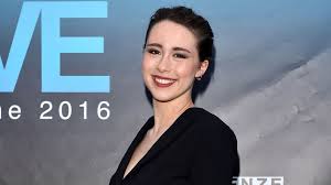 She spent his childhood there for a while, but later her family moved to the united states. Susses Red Carpet Debut Bei Aurora Ramazzotti Ihrem Freund Promiflash De