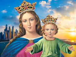 En el centro está la virgen maría y en sus brazos el niño jesús con los brazos abiertos. Virgen Maria Auxiliadora Oracion Para Pedir Su Milagrosa Ayuda